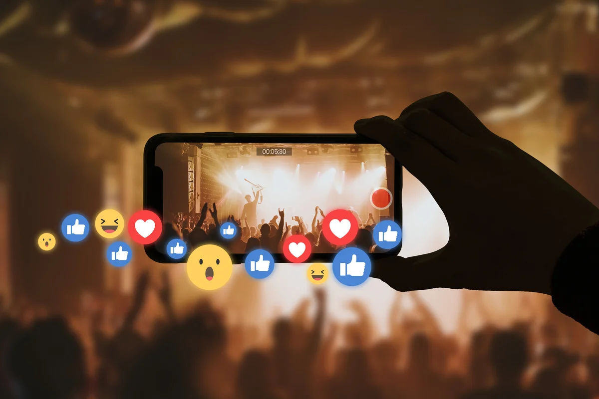 Social Media vs Traditional Media: Understanding the Evolution & Impact