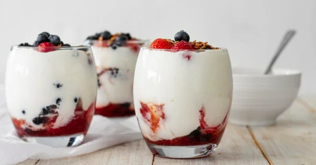 Berry and Yoghurt Parfaits-easy breakfast ideas for a crowd