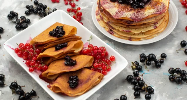 Fluffy pancakes with fresh berries