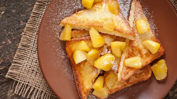 French toast with caramelized apples for breakfast-good ideas for brunch