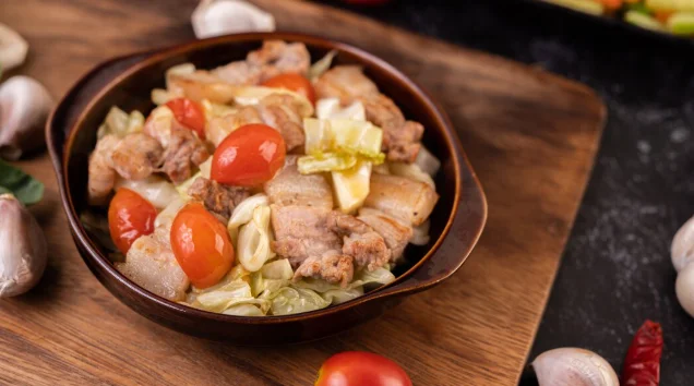 Stir cabbage with pork belly in a plate on a wooden plate-cheap and easy dinner recipes