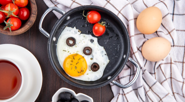 egg with tomatoes and olives in pan-best brunch items