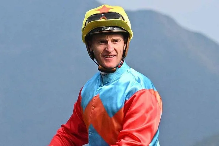Early Life and Entry into Horse Racing