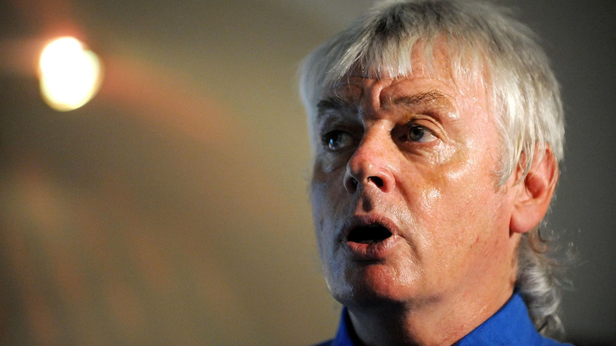 Early Life and Background of David Icke Net Worth