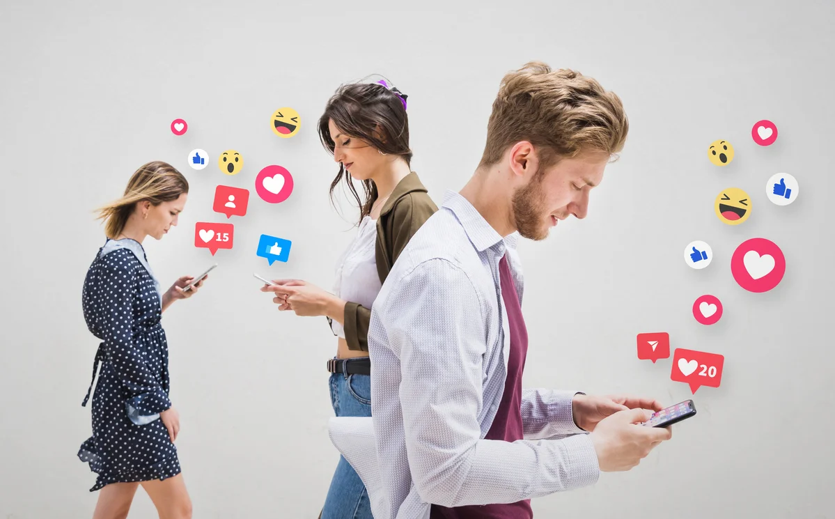Social Media vs Traditional Media: Understanding the Evolution & Impact
