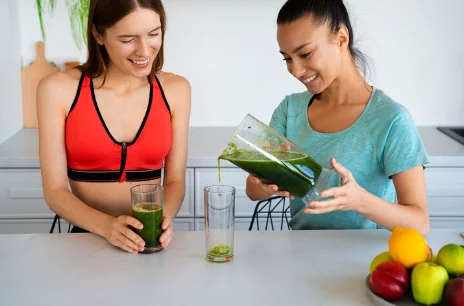 Medium shot smiley women with smoothie